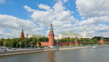 Nehirden kremlin görünümünü.