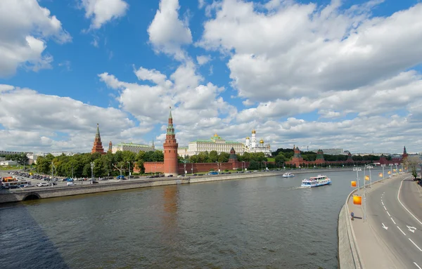 Вид на Кремль с реки . — стоковое фото