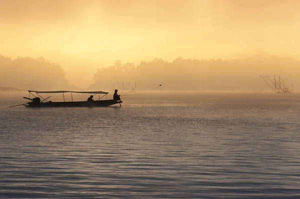 Pesca en la niebla — Foto de Stock