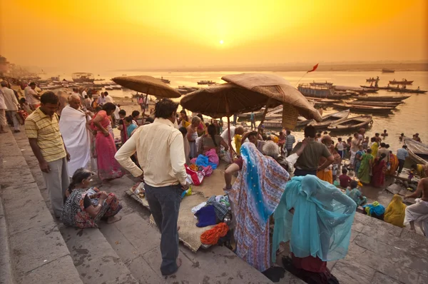 Натовп місцевих індіанців біля річки Ганг — стокове фото