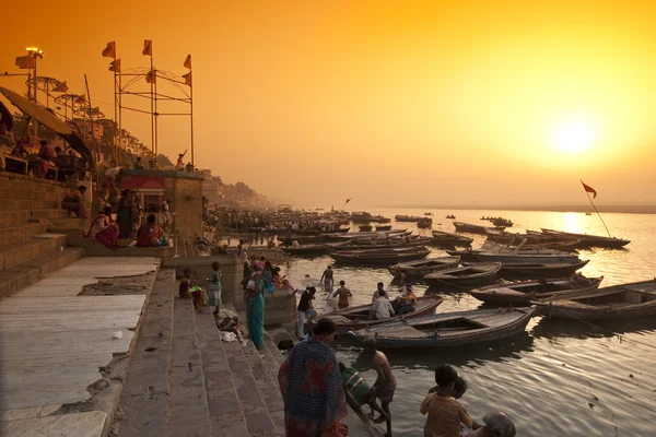 Tłum miejscowych Indian nad rzeką Ganges — Zdjęcie stockowe