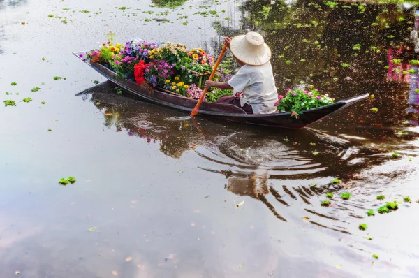 Bateau à fleurs — Photo