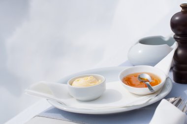 Kahvaltı için tereyağı ve bal