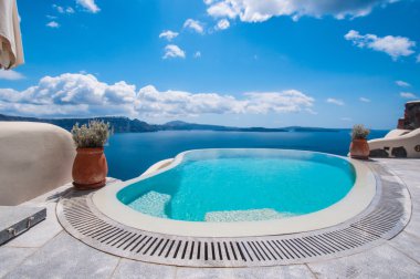 Santorini'de Yüzme Havuzu