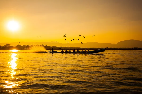 Puesta de sol en el lago Inle — Foto de Stock