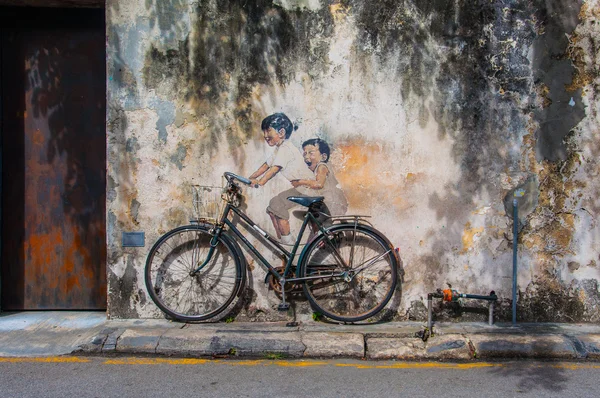 Kleine Kinder auf dem Fahrrad — Stockfoto