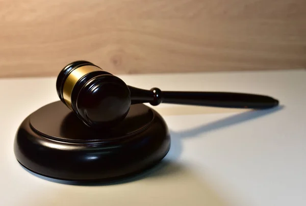 Richterhammer auf Holzuntergrund. Gerechtigkeitskonzept im Gerichtssaal. Schlägel des Richters auf Rechtsthema und Rechtssystem. Risikotools helfen Richtern bei der Entscheidung und Bestrafung. Stellt sich zum Verkauf. Geschäft auf Auktion verkauft — Stockbild Richterhammer Auf Holzuntergrund Gerechtigkeitskonzept Gerichtssaal Schlägel Des Richters Auf Rechtsthema — Stockfoto