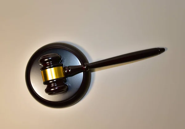 Richterhammer auf Holzuntergrund. Gerechtigkeitskonzept im Gerichtssaal. Schlägel des Richters auf Rechtsthema und Rechtssystem. Risikotools helfen Richtern bei der Entscheidung und Bestrafung. Stellt sich zum Verkauf. Geschäft auf Auktion verkauft — Stockbild Richterhammer Auf Holzuntergrund Gerechtigkeitskonzept Gerichtssaal Schlägel Des Richters Auf Rechtsthema — Stockfoto