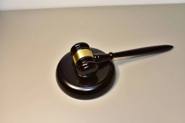 Richterhammer auf Holzuntergrund. Gerechtigkeitskonzept im Gerichtssaal. Schlägel des Richters auf Rechtsthema und Rechtssystem. Risikotools helfen Richtern bei der Entscheidung und Bestrafung. Stellt sich zum Verkauf. Geschäft auf Auktion verkauft — Stockbild Richterhammer Auf Holzuntergrund Gerechtigkeitskonzept Gerichtssaal Schlägel Des Richters Auf Rechtsthema — Stockfoto