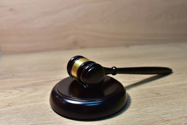 Richterhammer auf Holzuntergrund. Gerechtigkeitskonzept im Gerichtssaal. Schlägel des Richters auf Rechtsthema und Rechtssystem. Risikotools helfen Richtern bei der Entscheidung und Bestrafung. Stellt sich zum Verkauf. Geschäft auf Auktion verkauft — Stockbild Richterhammer Auf Holzuntergrund Gerechtigkeitskonzept Gerichtssaal Schlägel Des Richters Auf Rechtsthema — Stockfoto