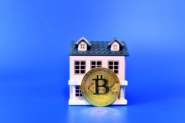 Bitcoin Mynt Bakgrunden Ett Trähus Begreppet Köpa Fastigheter Och Bostäder — Stockfoto