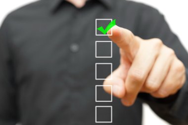 genç işadamı işareti üzerinde denetim listesi marker ile kontrol.