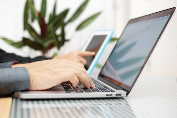 Businessman in office  typing on keyboard with businesswoman usi — Stock Photo, Image