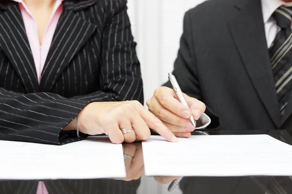 Ділова жінка показує бізнесмену, щоб підписати угоду — стокове фото