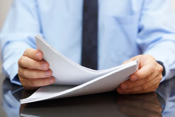 Auditor está lendo ducumentation — Fotografia de Stock