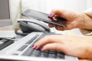 Kadın uygulama mobil akıllı bilgisayardan aktarma 