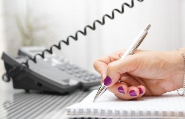 İşkadını üstünde belgili tanımlık telefon ve not almak konuşuyor