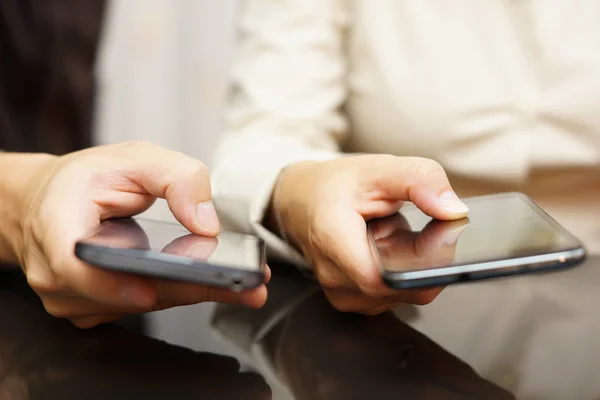 Duas pessoas comparam telefones celulares inteligentes — Fotografia de Stock