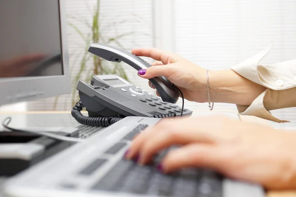 Frau greift zum Kopfhörer vom Telefon, Hilfekonzept — Stockfoto