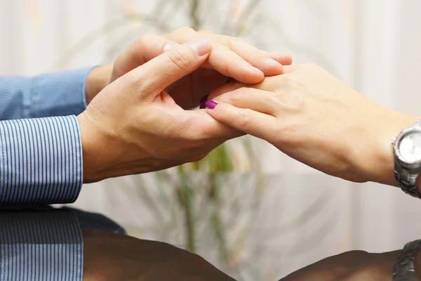 La mano del hombre acaricia la mano de una mujer. Amantes y citas concepto — Foto de Stock