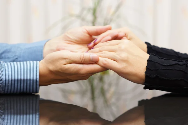 Hombre sosteniendo las manos de mujer. concepto de amor y cuidado —  Fotos de Stock