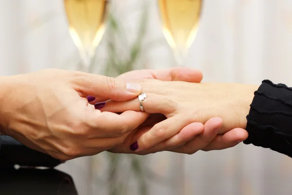 Man verlovingsring zetten de vinger van zijn verloofde — Stockfoto