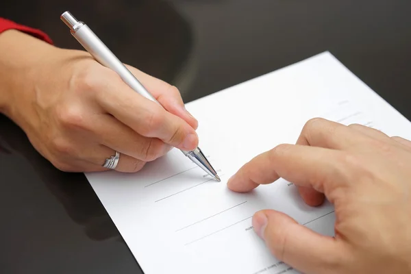 Man vertoont vrouw waar te ondertekenen — Stockfoto