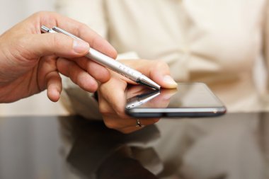 Cep telefonu ve uygulamaları kullanmak nasıl gösteren eğitmen 