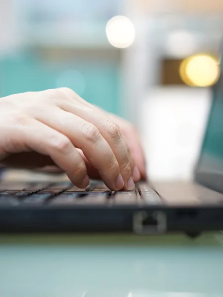 Man is working on laptop at home. Shallow depth of field — Stock Photo, Image