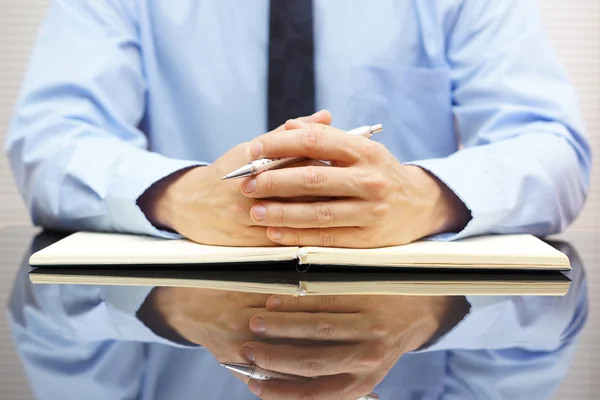 Geschäftsmann sitzt in seinem Büro und verhört seinen Mandanten — Stockfoto