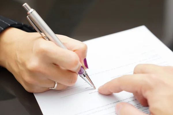 Man vertoont vrouw waar te ondertekenen — Stockfoto