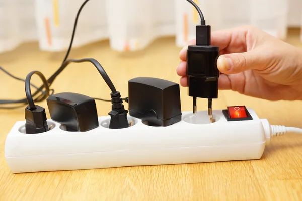 Kadın enerjiden tasarruf için fiş takılı değil