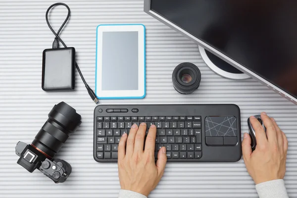 Fotograaf werkt aan cumputer, bovenaanzicht — Stockfoto