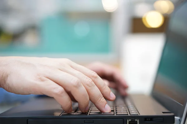 Чоловік друкує на клавіатурі ноутбука Невелика глибина різкості Ліцензійні Стокові Зображення
