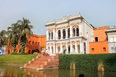 Narayanganj, Bangladeş - 3 Aralık 2019: Sonargaon Halk Sanatları ve El Sanatları Müzesi güzel bir miras binasında yer almaktadır