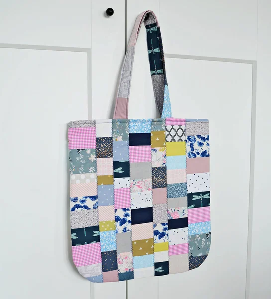 Πολύχρωμο Παπλωματοειδές Patchwork Tote Τσάντα Και Λευκή Ντουλάπα Μαύρα Κουμπιά — Φωτογραφία Αρχείου