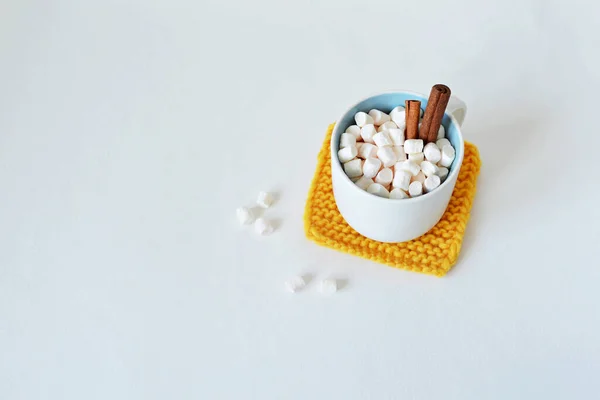 Mosterd Geel Met Hand Gebreide Onderzetter Kopje Met Marshmallows Kaneel — Stockfoto