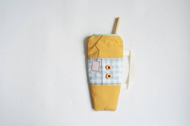 Yeniden kullanılabilir saman fermuar kesesi beyaz üzerine