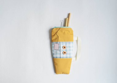 Yeniden kullanılabilir saman fermuar kesesi beyaz üzerine