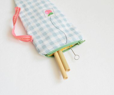 Yeniden kullanılabilir saman fermuar kesesi beyaz üzerine