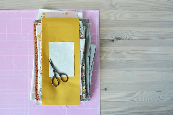 Katoen Stoffen Kleine Schaar Roze Snijmat Houten Bureau — Stockfoto