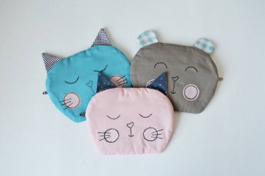 Sevimli el yapımı kedi ve ayı kesesi beyazın üstünde