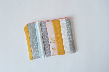 Örtülü yama fermuar kesesi beyaz üzerine