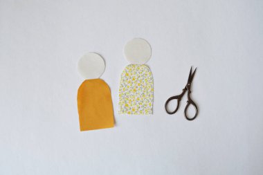 Çalışma süreci: beyaz üzerinde uygulama ve makas