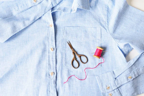 Camisa Azul Claro Para Mujer Carrete Madera Con Hilo Algodón —  Fotos de Stock