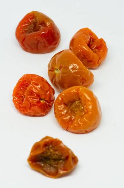 Beyaz arka planda izole edilmiş çürük kırmızı kiraz domatesleri. natürmort fotoğraf stüdyosu