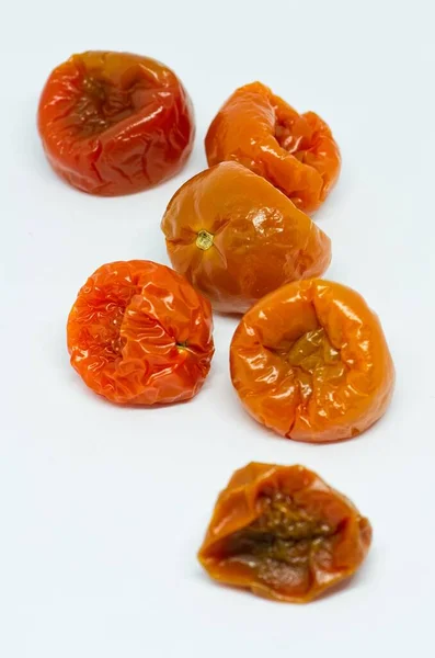 Zgniłe Czerwone Pomidory Wiśniowe Izolowane Białym Tle Martwa Natura Studio — Zdjęcie stockowe