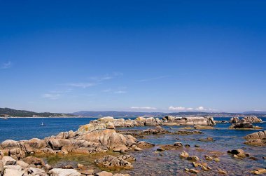 Kumsalda güneşli bir gün. Tatil sahnesi