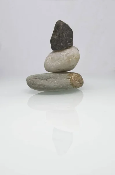 Zen Wie Steinhaufen Auf Weißem Hintergrund Gelassenheit Und Gleichgewicht — Stockfoto