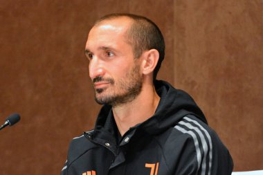 KYIV, UKRAINE - 19 Ekim 2020: Juventus 'tan Giorgio Chiellini 19 Ekim 2020' de Ukrayna 'nın Kyiv kentinde düzenlediği basın toplantısında konuşma yaptı. Juventus FC, 20 Ekim 2020 tarihinde UEFA Şampiyonlar Ligi G futbol karşılaşmasında Dinamo Kyiv ile karşılaşacak.